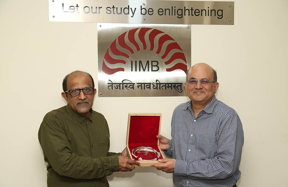 Prof. Rishikesha T Krishnan, Director, IIMB felicitates Prof. Vivek Moorthy on his retirement on July 27, 2022.