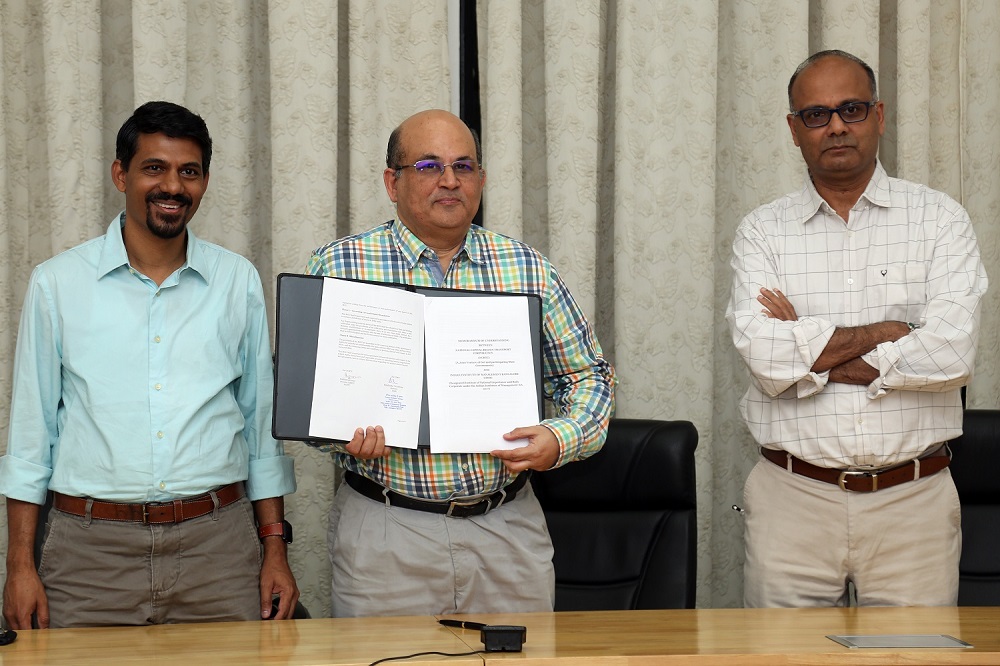 Professor Rishikesha T Krishnan, Director, IIMB, signs an MoU with Vinay Kumar Singh, MD, National Capital Region Transport Corporation (NCRTC), on 29 September, 2022. Prof. Jitamitra Desai, Chairperson, Supply Chain Management Centre, and Prof. Chetan Subramanian, Dean, Faculty, were present at the MoU signing.