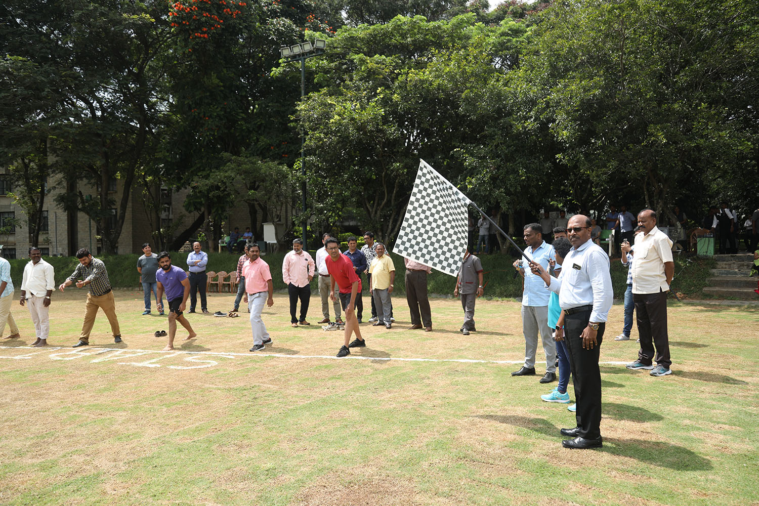 Col. (Retd.) S.D. Aravendan, Chief Administrative Officer, IIMB, flags off sports events organized by the Staff Recreation Committee of the institute to mark the school’s 49th Foundation Day which was celebrated on 28th October 2022.