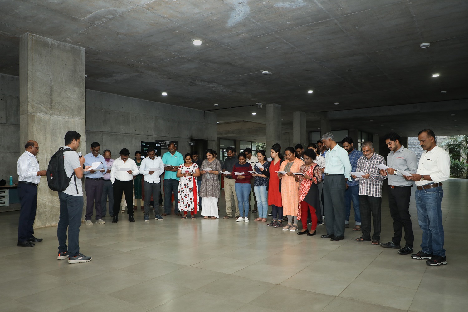 Col. (Retd.) S.D. Aravendan, Chief Administrative Officer, IIMB, and a section of the staff members at the pledge-taking ceremony, on Constitution Day, on November 25, 2022.