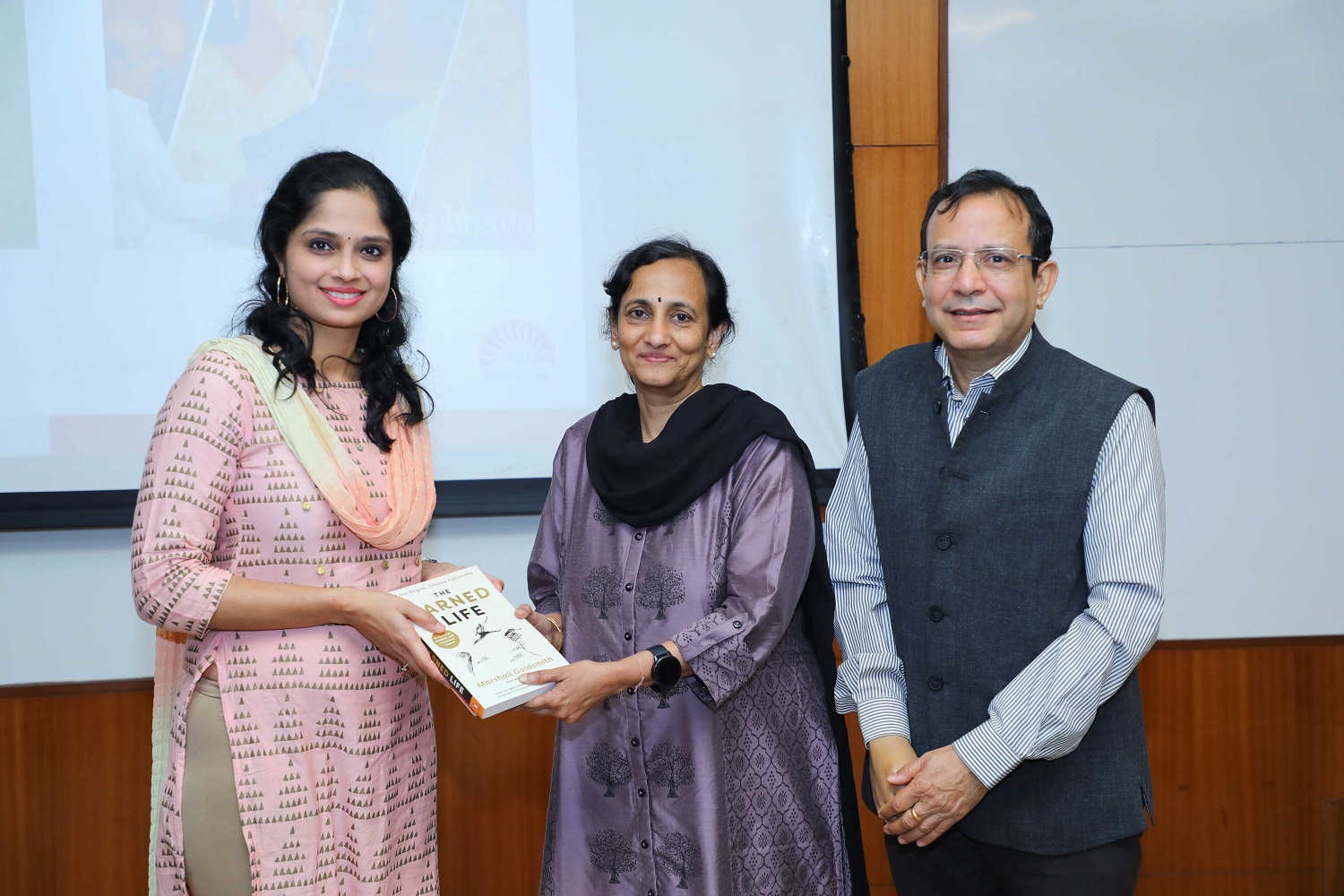 Ms. Manasi Prasad, IIMB Alumna and Museum Director, Indian Music Experience, spoke at the case discussion ‘Career at Crossroads’ as part of the course ‘Managing Career Transition and Success’ on 11 January 2023. Prof. Padmini Srinivasan and Prof. Gopal Mahapatra are seen felicitating her.
