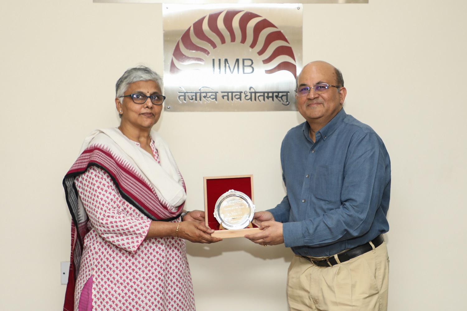 Prof. Rishikesha T Krishnan, Director, IIMB, felicitates KR Usha, Associate Editor/Managing Editor, IIMB Management Review, for her outstanding contribution towards building IMR, during her farewell on 15th February 2023.