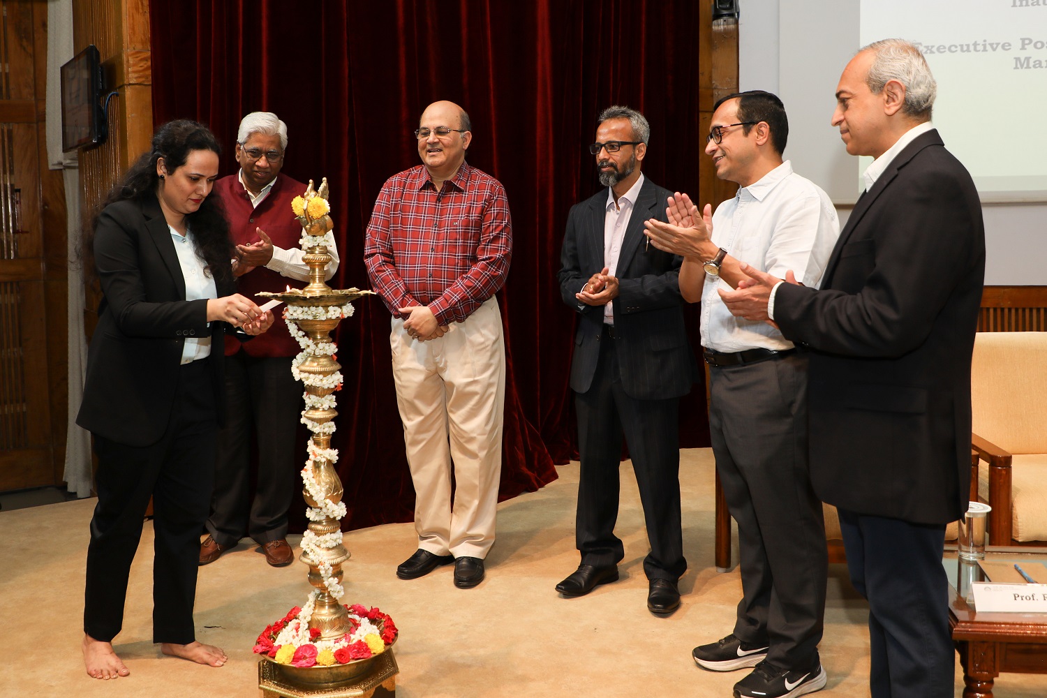 An EPGP student, from the Class of 2023-24, lights the lamp at the EPGP inauguration on 25th March 2023. Prof. Rajendra K Bandi, Dean Administration, IIMB, Prof. Rishikesha T Krishnan, Director, IIMB, Amith Parameshwara, former Managing Director, Accenture Strategy and Consulting, Prof. Ashis Mishra, Chairperson, Admissions and Financial Aid, IIMB, and Prof. Ashok Thampy, Chairperson, EPGP, IIMB, applaud.