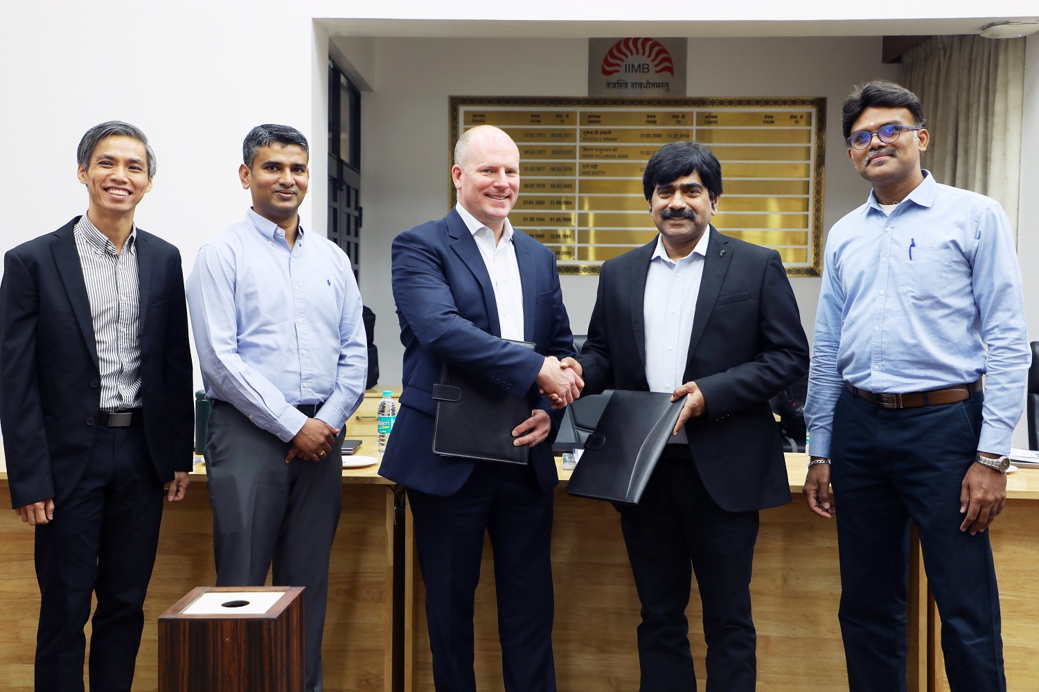Prof. U Dinesh Kumar, Chairperson, Data Centre and Analytics Lab, IIM Bangalore (fourth from left), during the exchange of a Research Agreement between IIM Bangalore and Cargill on 1st February 2023, to leverage the Data Centre & Analytics Lab at IIMB. Through this partnership, IIMB will help Cargill with research and data driven solutions to help solve unique business challenges through Data Science capabilities.