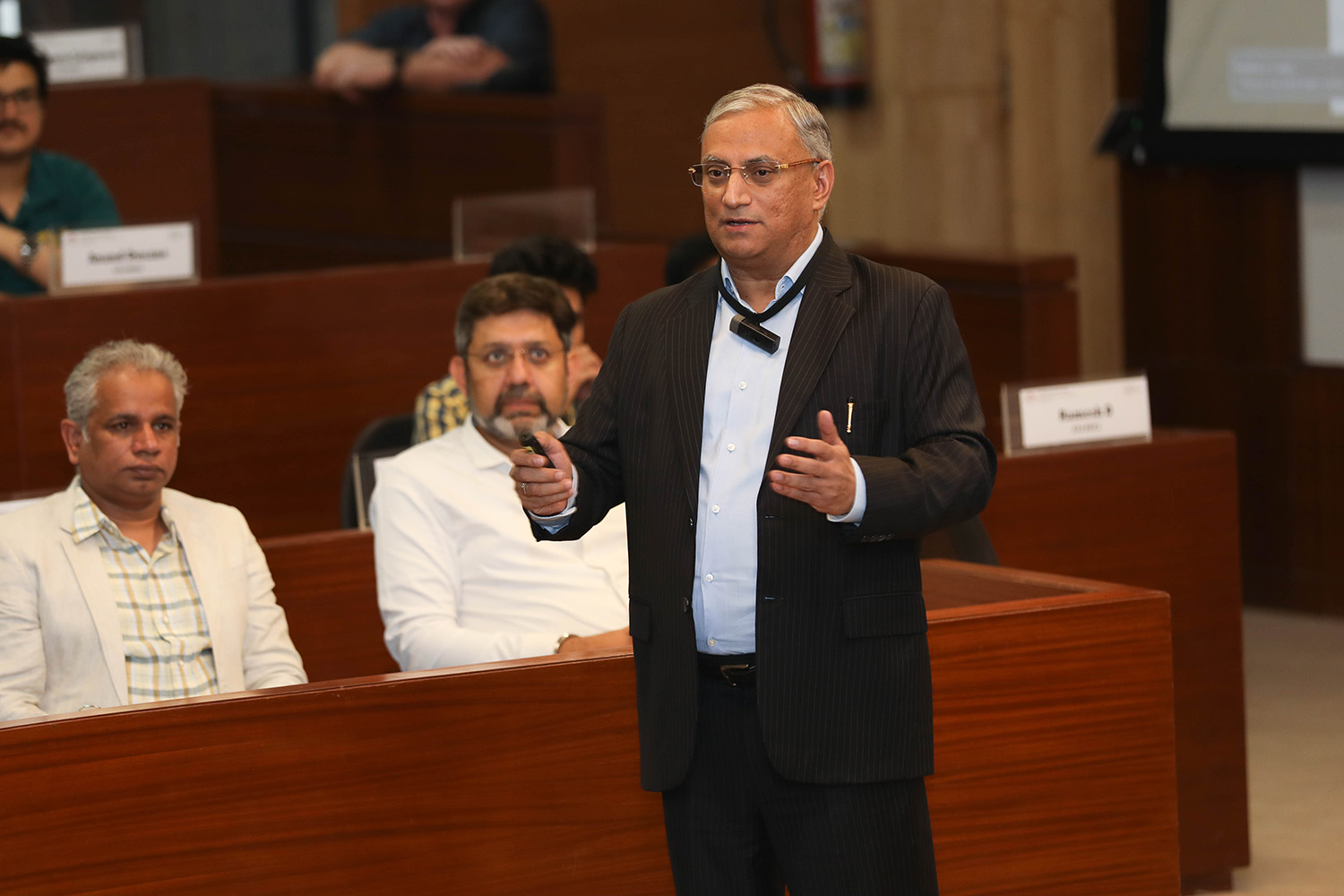 Arvind Mediratta, MD & CEO, METRO Cash & Carry India Pvt. Ltd., addresses IIM Bangalore students on Developing Leadership Traits & during a session organized by the Executive Post Graduate Programme in Management (EPGP) Seminar Committee as part of its Seminar Series, on 2nd May 2023.