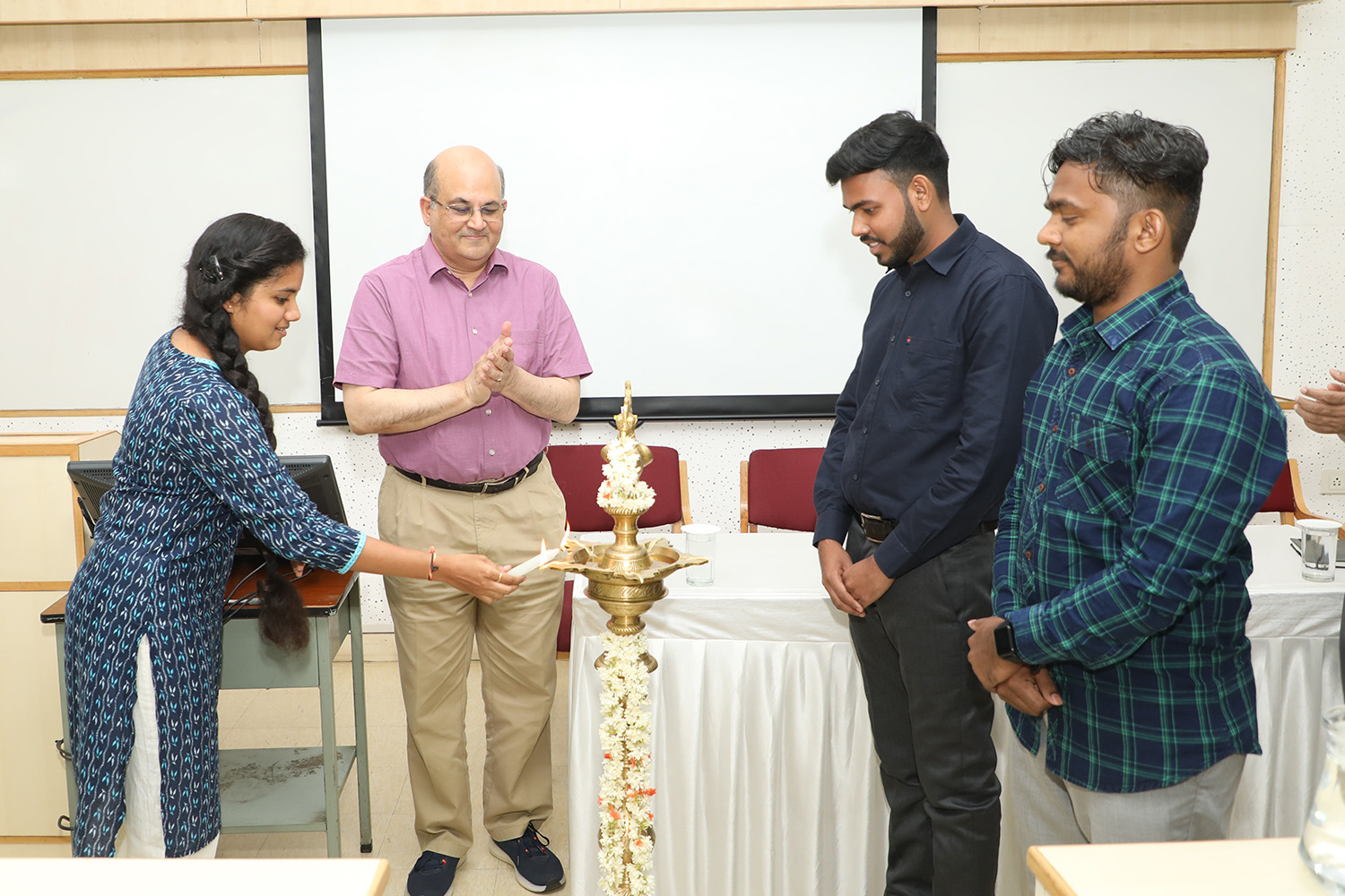 Prof. Rishikesha T Krishnan, Director, IIMB, applauds during the inauguration of the 6th batch of the N.S. Ramaswamy Pre-doctoral Fellowship (NSR Pre-doc) programme, on 8th May 2023.