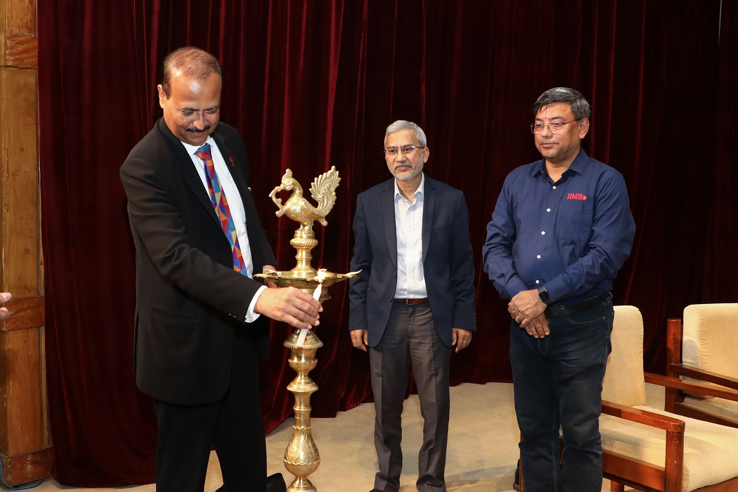 Tapan Singhel, MD, and CEO of Bajaj Allianz General Insurance, lit the ceremonial lamp to launch Vista 2023 on 7th July 2023. Prof. Rahul Dé, Dean, Programmes, Prof. R Srinivasan, Chairperson, PGP & PGPBA, were present at the inauguration.