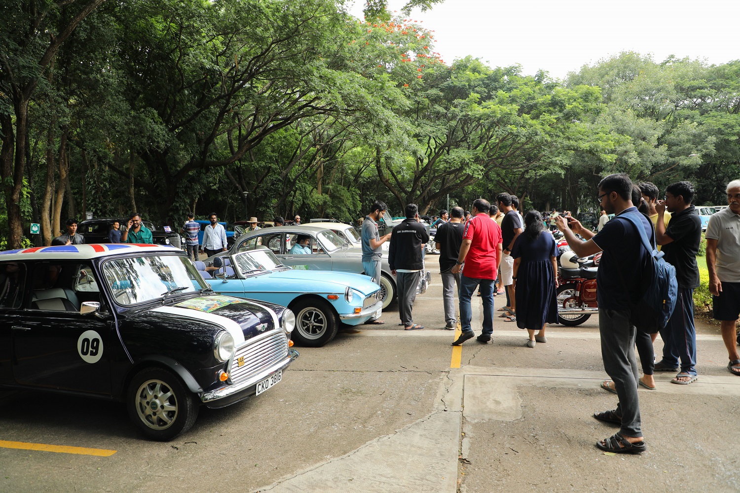A vintage car ‘Drive for Wildlife Conservation’ took place in Bangalore on 1st October 23. The IIMB community enjoyed the exhibition as the rally took a break at IIMB enroute Bannerghatta National Park.