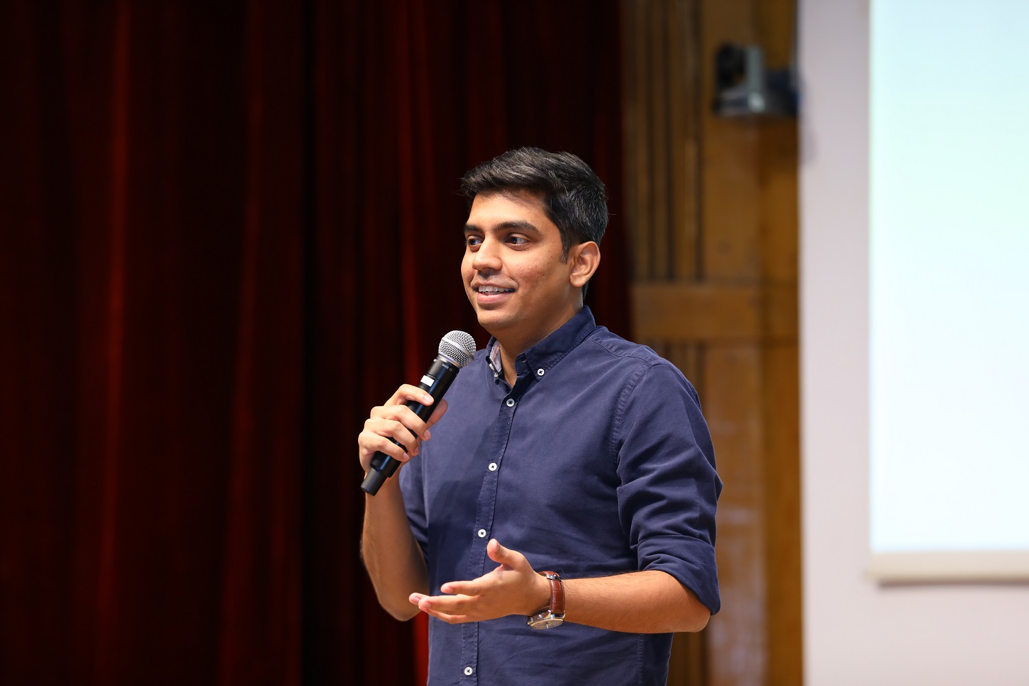 IIMB alumnus and stand-up comedy artiste Shridhar Venkataramana performed at IIMB on 29th October 2023, as part of the Alumni Events organised for the Institute’s Golden Jubilee Week celebrations