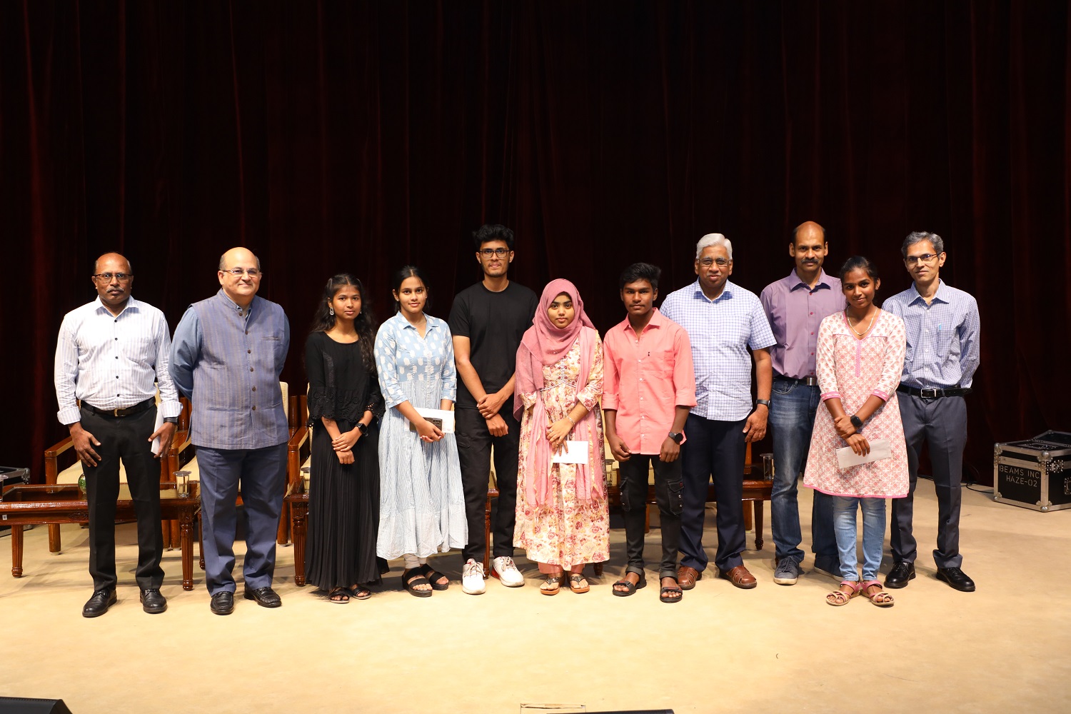 The Class of PGP 2001 has instituted Young Achiever Awards for children of the staff of IIMB. The 2023 Young Achievers are seen with representatives of the PGP 2001 Batch, Director Prof. RT Krishnan, Dean (Admin) Prof. Rajendra Bandi and CAO Col (Retd) SD Aravendan. The awardees were felicitated on 27th October 2023.