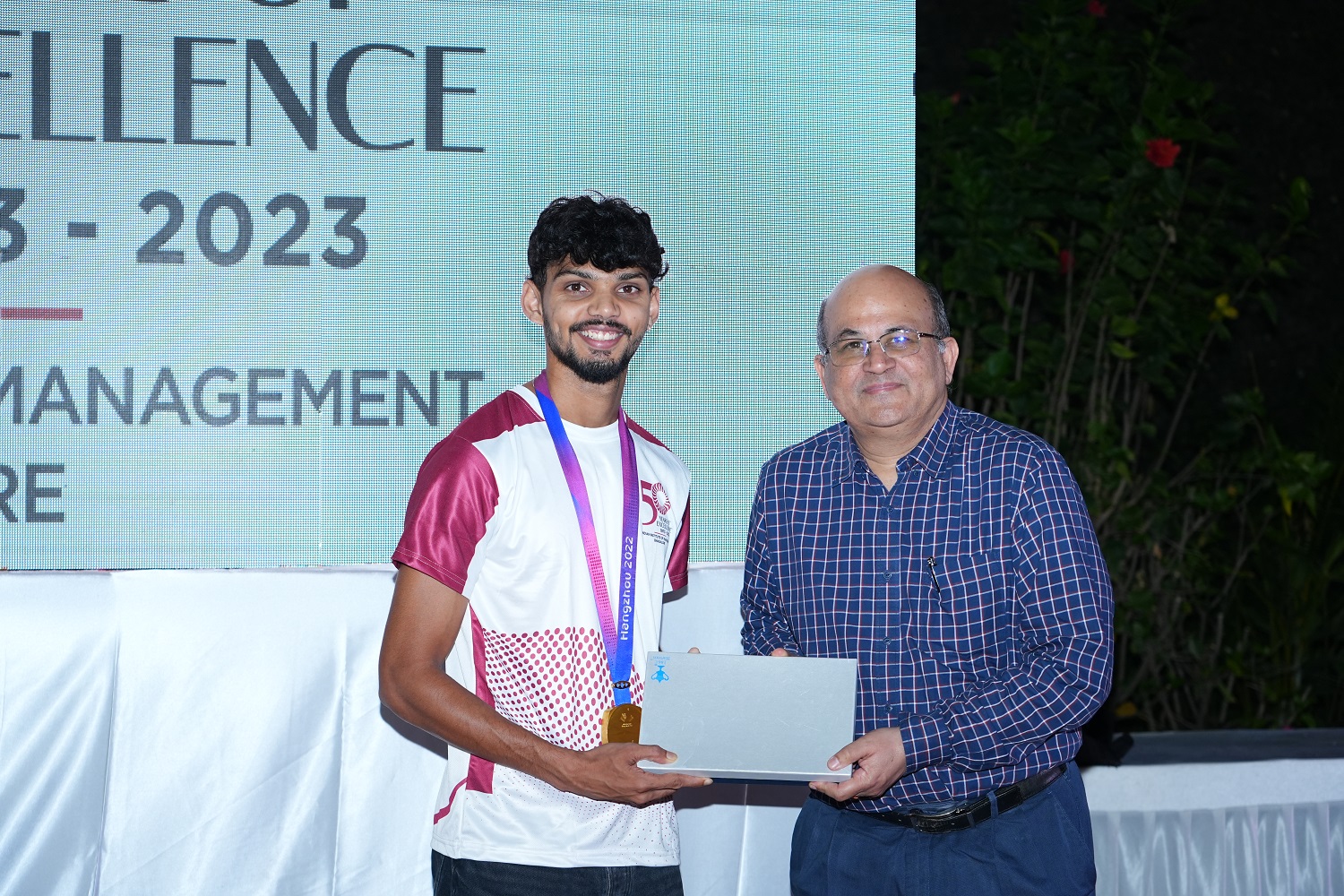 Nihal Joel, Asian Games Gold Medallist, at the closing ceremony of ‘Swarna Twaran’, the 50-hour relay run organized by the Alumni Office of IIMB, from October 26-28, as part of the Institute’s Golden Jubilee celebrations.