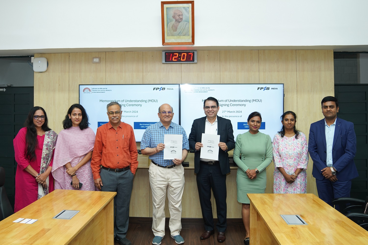Prof. Rishikesha T Krishnan, Director, IIM Bangalore, exchanges a signed agreement of MoU between IIMB and the Financial Planning Standards Board India with Krishan Mishra, Chief Executive Officer, FPSB India, on 27th March 2024.