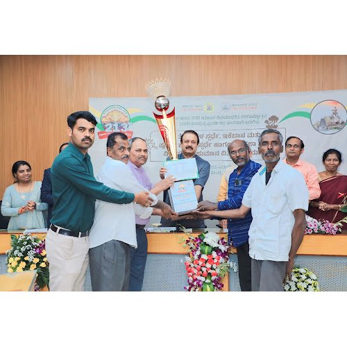 The IIMB Horticulture team receives the Best Garden award from the Karnataka Horticulture Society on Republic Day. Mr. Uday B Garudachar, MLA, hands over the award to Mr Mahesh Patil and team from IIMB.