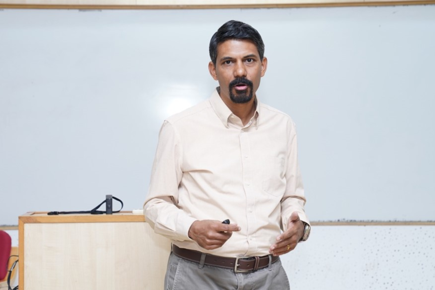 Prof. Jitamitra Desai, faculty in the Decision Sciences area, speaks on ‘Data-driven Models and Algorithms in Aviation Operations Research’, at the IIMB Chair of Excellence seminar, on 08th November 2024.