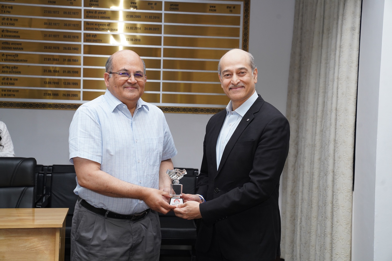 Prof. Rishikesha T Krishnan, Director, IIM Bangalore, presents a memento to Mr. Ramdas Baliga, Managing Director, Toshiba Software India, on 01st July 2025.