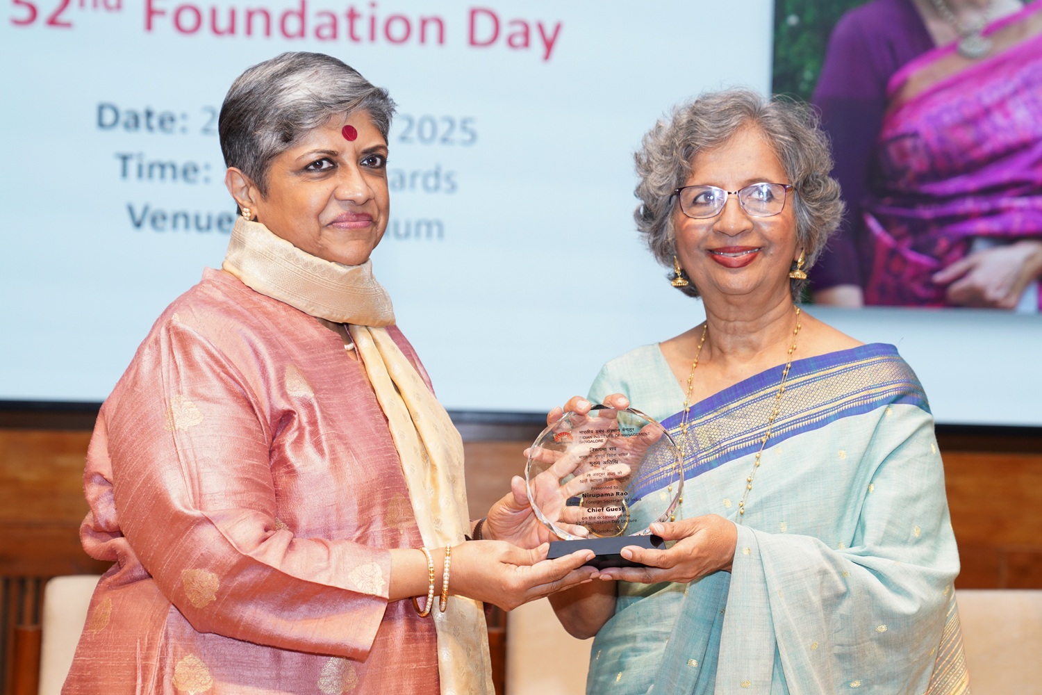 Prof. Malavika R. Harita, Founder & CEO, Brand Circle, and Member, IIMB Board of Governors, offers a memento to Nirupama Rao, former Foreign Secretary of India.