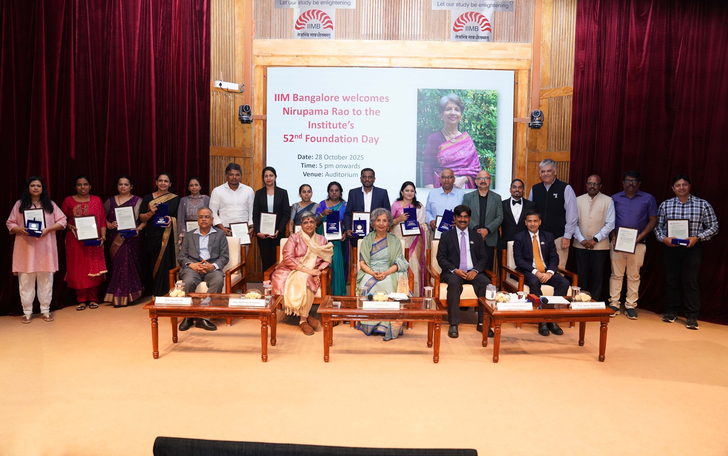 The recipients of the Long Service Awards and Alumni Service Awards, along with guests, faculty and senior staff of the Institute, during IIM Bangalore’s 52nd Foundation Day celebrations, on 28th October 2025.