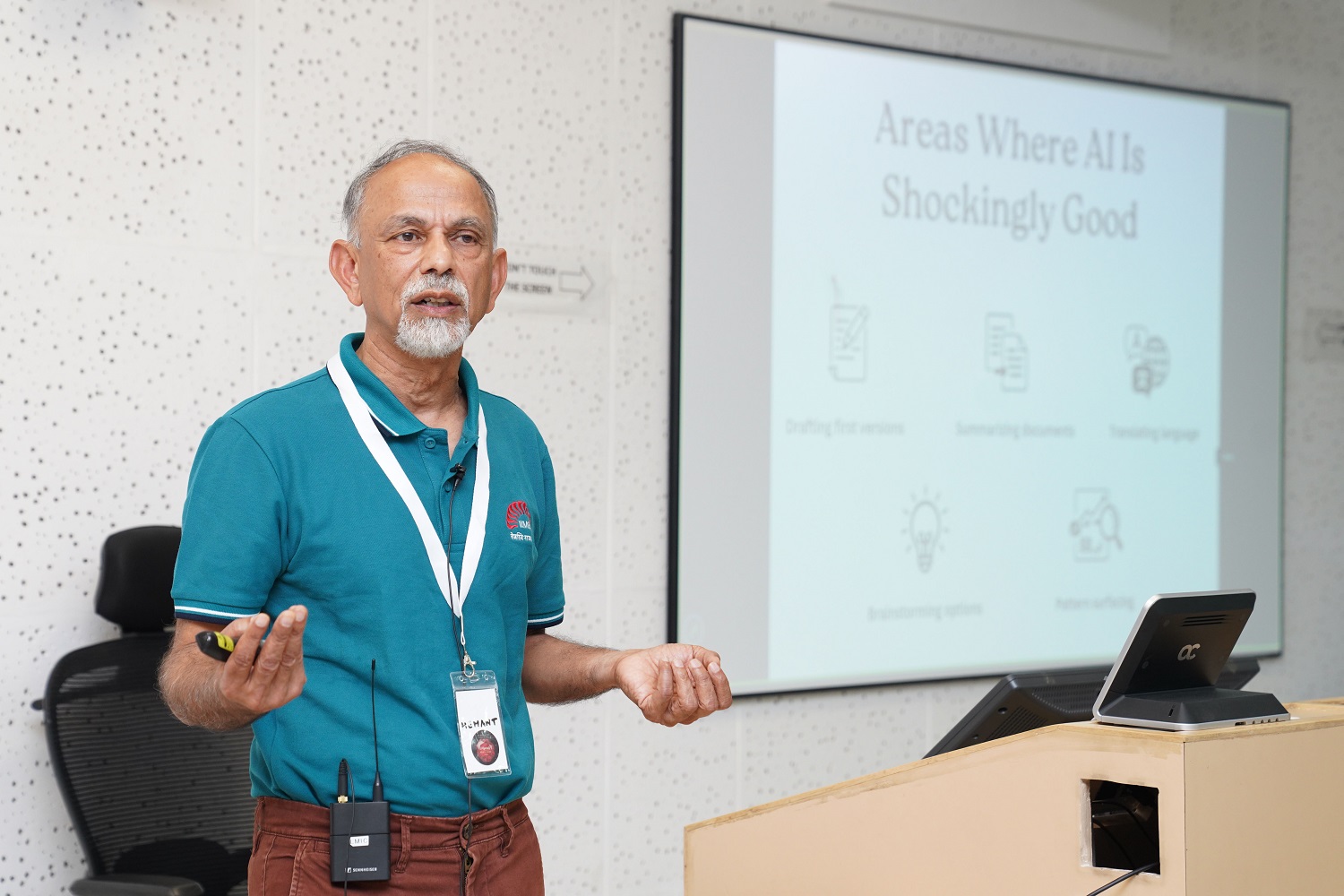 Prof. Hemant Bhargava, University of California Davis, spoke at the research seminar titled ‘Living with AI’. The seminar was organised by the Research and Publications at IIM Bangalore on 28th February 2026.