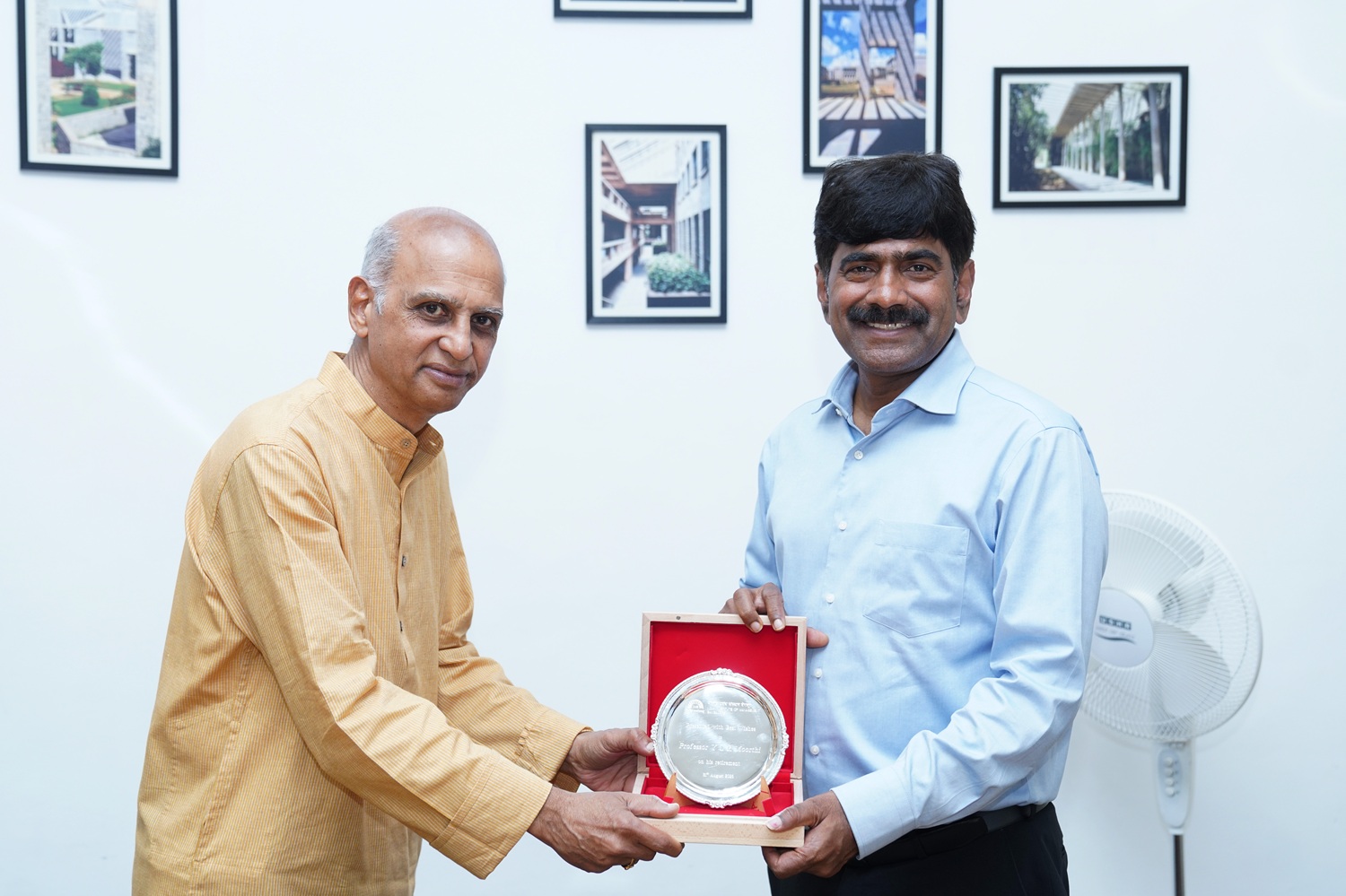 Prof. U Dinesh Kumar, Director-in-charge, IIM Bangalore, presenting a memento to Professor Y L R Moorthi, Faculty from the Marketing area, IIMB, who retired from the services of the Institute, effective with on 31st August 2026.