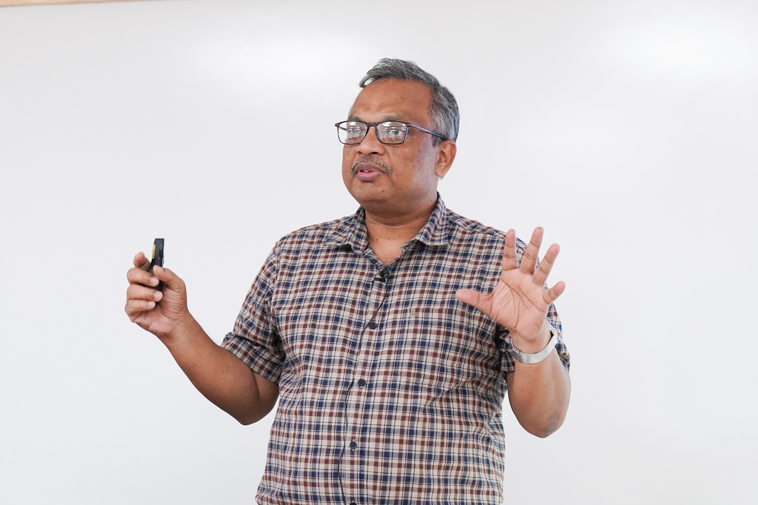 Prof. Dibyendu Maiti, Delhi School of Economics, delivered a talk on, ‘Informal Sector, Innovation and Growth’, at a research seminar organized by the Research and Publications Office at IIM Bangalore, on 10th September 2026.